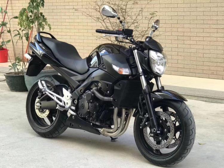铃木小bk gsr400电喷四缸水冷街车